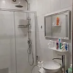 منزل للإقامة Familiar Com Cama De Casal Apenas Casais E Raparigas Nao Ha Homens Solteiro Family With Double Bed For Couples And Girls Only No Individual Men Allows With Private Washroom But In Hall Way *