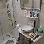Familiar Com Cama De Casal Apenas Casais E Raparigas Nao Ha Homens Solteiro Family With Double Bed For Couples And Girls Only No Individual Men Allows With Private Washroom But In Hall Way منزل للإقامة