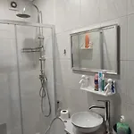 منزل للإقامة Familiar Com Cama De Casal Apenas Casais E Raparigas Nao Ha Homens Solteiro Family With Double Bed For Couples And Girls Only No Individual Men Allows With Private Washroom But In Hall Way *