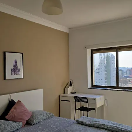Familiar Com Cama De Casal Apenas Casais E Raparigas Nenhum Homem Individual Braga