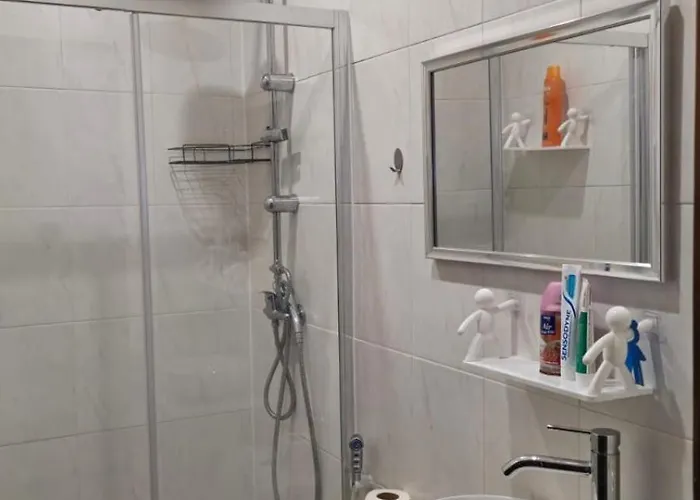 Rum i privatbostad Familiar Com Cama De Casal Apenas Casais E Raparigas Nao Ha Homens Solteiro Family With Double Bed For Couples And Girls Only No Individual Men Allows With Private Washroom But In Hall Way *