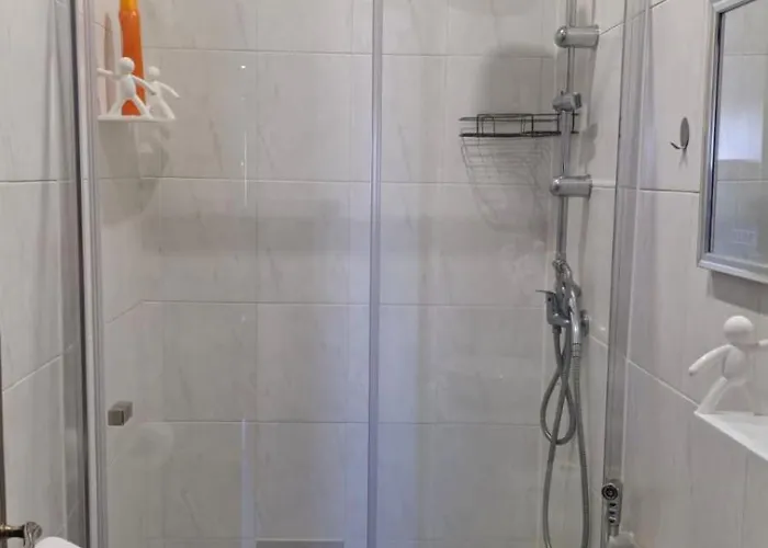 Familiar Com Cama De Casal Apenas Casais E Raparigas Nao Ha Homens Solteiro Family With Double Bed For Couples And Girls Only No Individual Men Allows With Private Washroom But In Hall Way