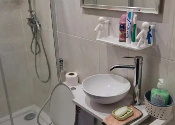 Familiar Com Cama De Casal Apenas Casais E Raparigas Nao Ha Homens Solteiro Family With Double Bed For Couples And Girls Only No Individual Men Allows With Private Washroom But In Hall Way 民宿