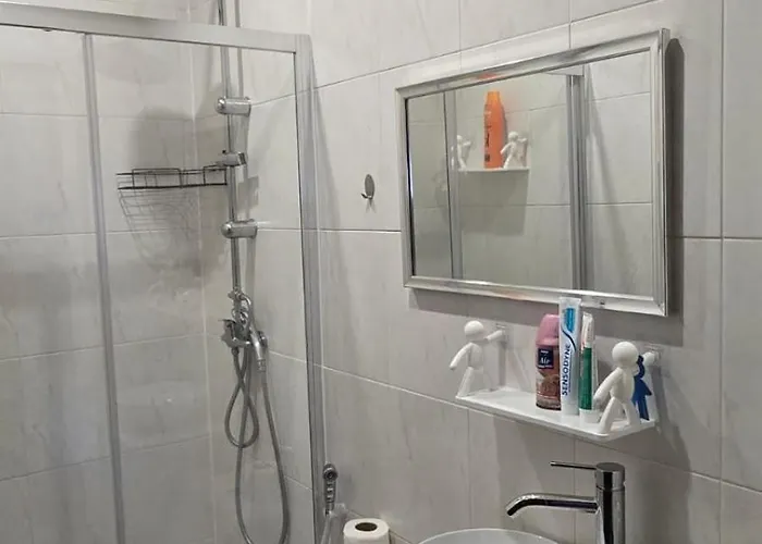 Rum i privatbostad Familiar Com Cama De Casal Apenas Casais E Raparigas Nao Ha Homens Solteiro Family With Double Bed For Couples And Girls Only No Individual Men Allows With Private Washroom But In Hall Way *